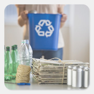 Adesivo Quadrado Garrafas plásticas do reciclagem da mulher, latas
