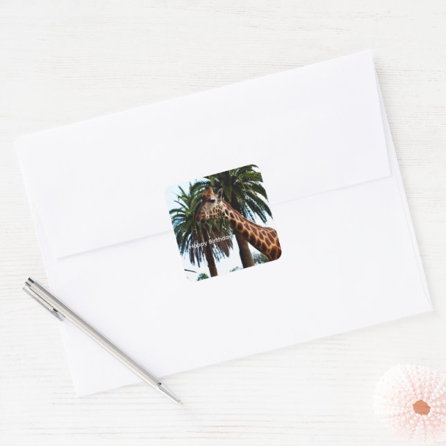 Adesivo Quadrado Girafa Engraçada Dando um Tzirilo de Aniversário (Envelope)