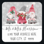Adesivo Quadrado Gnomo Love Joy Peace Christmas Card Address<br><div class="desc">"Gnome Love Joy Peace Christmas Card Address Sticker" Envelope Selo e adesivo de endereço de retorno adiciona beleza aos envelopes da sua placa de Natal. A mão pintou imagens aquáticas de um trio de gnomos com a mensagem: "Amor, Alegria, Paz!" Criada por Audrey Jeanne Roberts, artista acreditada e licenciada internacionalmente,...</div>