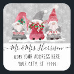 Adesivo Quadrado Gnomo Love Joy Peace Christmas Card Address<br><div class="desc">"Gnome Love Joy Peace Christmas Card Address Sticker" Envelope Selo e adesivo de endereço de retorno adiciona beleza aos envelopes da sua placa de Natal. A mão pintou imagens aquáticas de um trio de gnomos com a mensagem: "Amor, Alegria, Paz!" Criada por Audrey Jeanne Roberts, artista acreditada e licenciada internacionalmente,...</div>