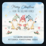 Adesivo Quadrado Gnomos Feriados Cons Merry Christmas Return Endere<br><div class="desc">Um trio de gnomos de férias bonitos desejando suas pessoas favoritas "Feliz Natal" de sua família com seu endereço de volta abaixo. Design composto por Designs Holiday Hearts.</div>