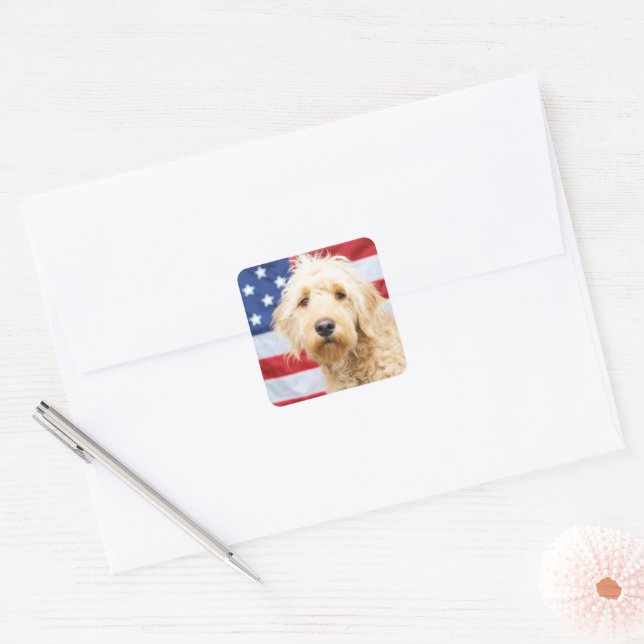 Adesivo Quadrado Goldendoodle com bandeira americana (Envelope)
