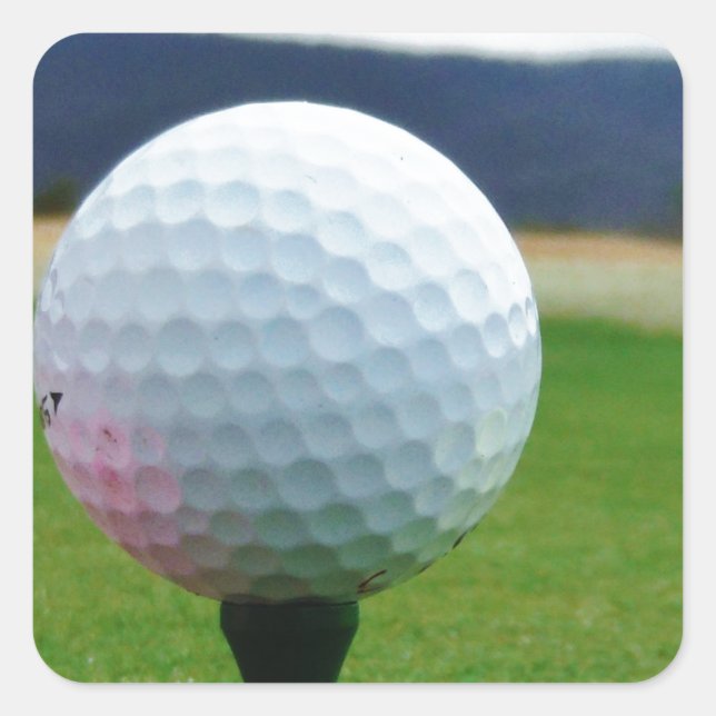 Adesivo Quadrado Golf Ball em um campo de golfe na montanha (Frente)
