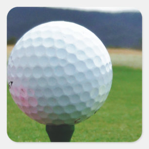 Adesivo Quadrado Golf Ball em um campo de golfe na montanha