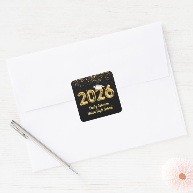 Adesivo Quadrado Graduation 2026 Gold Balloons and White Cap (Envelope)