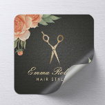 Adesivo Quadrado Hair Stylist Vintage Floral Elegante Preto e Doura<br><div class="desc">Vintage Stylist Vintage Floral Elegante Preto e Dourado Padrões de Negócio.</div>