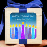 Adesivo Quadrado Hanukkah Peace Love Blue Boho Candles Turquoise<br><div class="desc">"Paz, amor e luz." Uma ilustração lúdica, moderna e artística das velas de padrão de feto ajuda você a insistir nas festas de Chanucá. Velas azuis cortadas com padrões de folha de alumínio coloridos cobrem um gradiente de turquesa a fundo branco. Sinta o calor e a alegria da temporada de...</div>