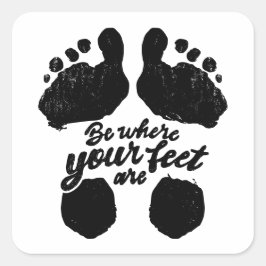 Adesivo Quadrado Impressão de "Estar onde estão seus pés" preto e b