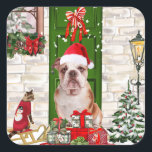 Adesivo Quadrado Inglês Buldogue Christmas<br><div class="desc">O Natal do Bulldog Inglês sentado do lado de fora da casa decorada com coroa de Natal,  a árvore de Natal é uma ideia perfeita de presente de Natal para amantes de cães.</div>