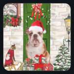 Adesivo Quadrado Inglês Buldogue Christmas<br><div class="desc">O Natal do Bulldog Inglês sentado do lado de fora da casa decorada com coroa de Natal,  a árvore de Natal é uma ideia perfeita de presente de Natal para amantes de cães.</div>
