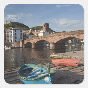 Adesivo Quadrado Itália, Sardenha, Bosa. Vista de cidade ao longo 