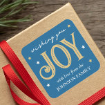 Adesivo Quadrado Joy Christmas Star Nome da família personalizada B<br><div class="desc">Espalhe alguma alegria festiva e crie seus próprios adesivos de Natal! O texto pode ser personalizado com um nome de família, nome do destinatário ou ano de feriado. Este modelo de na moda apresenta o tipo decorativo numa paleta de cor azul, branca e dourada. Você também pode personalizar a cor...</div>