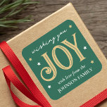 Adesivo Quadrado Joy Christmas Star Personalised Family Name Green<br><div class="desc">Espalhe alguma alegria festiva e crie seus próprios adesivos de Natal! O texto pode ser personalizado com um nome de família, nome do destinatário ou ano de feriado. Este modelo de na moda apresenta um tipo decorativo numa paleta de cor verde, branca e dourada profunda. Você também pode personalizar a...</div>