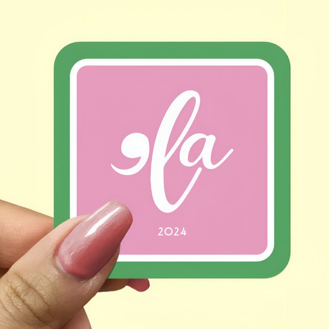 Adesivo Quadrado Kamala Verde Rosa 2024 Diz O Nome Dela (Pink Green Kamala 2024 Say Her Name Square Sticker)