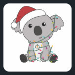 Adesivo Quadrado Koala Christmas Snow Winter Animais Koalas<br><div class="desc">O Koala para o Natal com luzes de fadas. Animais engraçados com presentes e neve até as férias. Também é engraçado para o Natal em julho. Os coalas são animais doces e perfeitos para o Natal.</div>