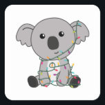 Adesivo Quadrado Koala Christmas Snow Winter Animais Koalas<br><div class="desc">O Koala para o Natal com luzes de fadas. Animais engraçados com presentes e neve até as férias. Também é engraçado para o Natal em julho. Os coalas são animais doces e perfeitos para o Natal.</div>