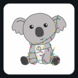 Adesivo Quadrado Koala Christmas Snow Winter Animais Koalas<br><div class="desc">O Koala para o Natal com luzes de fadas. Animais engraçados com presentes e neve até as férias. Também é engraçado para o Natal em julho. Os coalas são animais doces e perfeitos para o Natal.</div>