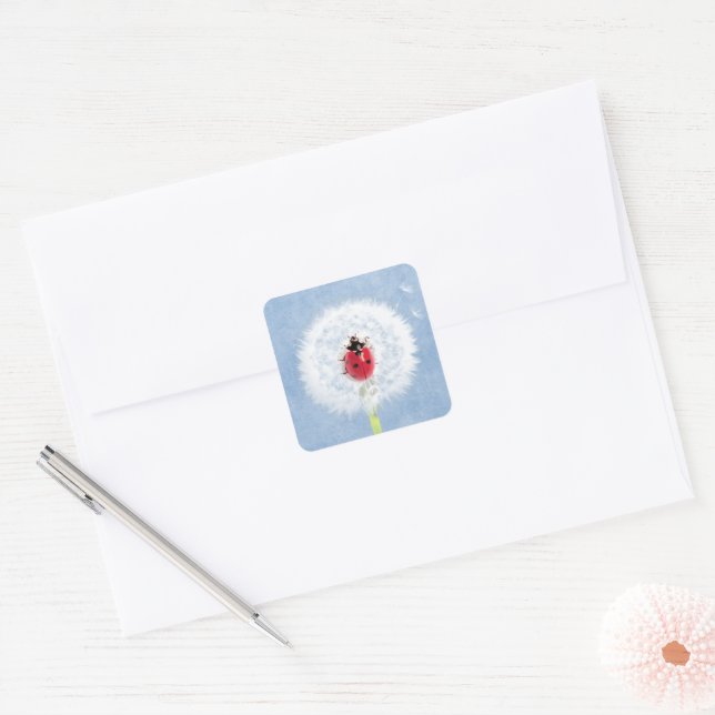 Adesivo Quadrado Ladybug bonito na natureza Dandelion (Envelope)