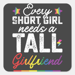 Adesivo Quadrado LGBT Todas As Meninas Curtas Precisam De Um Namora