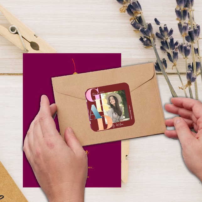 Adesivo Quadrado Linda Foto de Letra Vermelha Foto 2024 (Beautiful Red Bold Font Photo 2024 Graduation Square Sticker)
