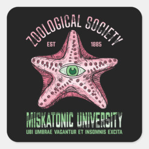 Adesivo Quadrado Lovecraft da Sociedade Zoológica Universitária Mis