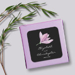 Adesivo Quadrado Magnolia Floral Wedding Favor em Preto<br><div class="desc">Os autocolantes personalizados com uma bela magnólia roxa florescem aquarela e seu texto para qualquer ocasião em letras brancas chicas em fundo preto, perfeito para favores de festa de casamento, chá de panela, selos de convite para casamento e muito mais. Disponível em diferentes formas. CORRESPONDENTE A ITENS na nossa loja....</div>