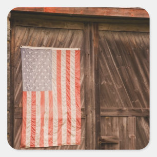Adesivo Quadrado Maine, Bandeira Americana desbotada na porta de um