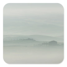 Manhã de pastel na Toscana nebulosa