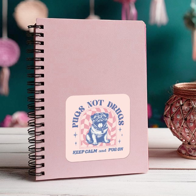 Adesivo Quadrado Mantenha-se calmo e coloque-se sobre retro-pula se (This fun design showcases an adorable retro pug with muted pink and colors.)