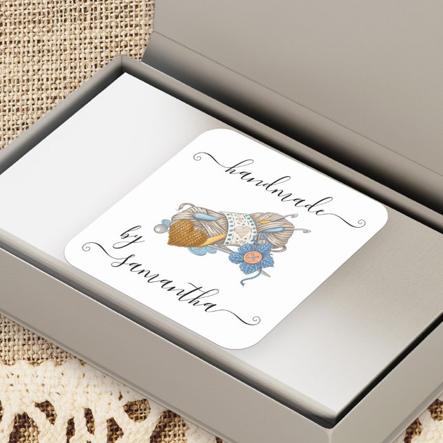 Adesivo Quadrado Manuais e botões de Yarn de nome personalizado (Handmade by .. labels for handcrafted products)