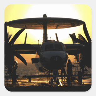 Adesivo Quadrado Marinheiros trabalham numa aeronave Hawkeye E-2C