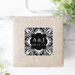 Adesivo Quadrado Marrakesh Wedding Monographic Stickers | Preto<br><div class="desc">Coloque seus envelopes de casamento, favores e muito mais com nossos elegantes adesivos marroquinos inspirados em preto clássico e branco. Design de quadrado arredondado apresenta suas iniciais e data de casamento cercada por uma borda geométrica em branco em um fundo preto rico. Coordena-se com a nossa coleção de convites de...</div>