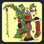 Adesivo Quadrado Merry Christmas Reindeer<br><div class="desc">Uma design de Natal giro e divertida apresenta uma árvore de Natal decorada com texto que diz Feliz Natal,  uma rena com galhadas decoradas,  segurando uma estocagem de Natal e uma bengala doce em T-shirts de férias,  camisolas,  bolsas,  canecas,  cartões,  adesivos,  correntes-chave,  enfeites de conservação e muito mais.</div>