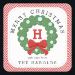 Adesivo Quadrado Modern Chevron Merry Christmas Wreath Monogramed<br><div class="desc">Etiquetas de presentes personalizadas elegantes que contêm o monograma, o nome e a mensagem especial da sua família. Diz "Feliz Natal". Ilustrada com uma coroa de coroa com um arco vermelho. Típica moderna e na moda. Padrão vermelho-bravo do diafragma em segundo plano. Você pode personalizar a cor de fundo. Alguns...</div>