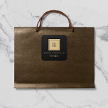 Adesivo Quadrado Monograma Dourado e Preto<br><div class="desc">Personalize a cor de fundo deste adesivo com um monograma simples. Altere a cor do monograma/texto inicial para corresponder à cor de fundo. Dourado quadrado não é personalizável. Clique em "Personalizar" e use as amostras à direita para alterar a cor de fundo. A ferramenta conta-gotas fornece ainda mais amostras, e...</div>