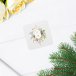 Adesivo Quadrado Monograma Floral de Natal Simples<br><div class="desc">Este lindo adesivo botânico de inverno apresenta buquês de rosas de marfim e flores,  groselhas vermelhas,  flocos de neve de abeto e ouro em volta de uma elegante etiqueta de ouro para seu monograma em um fundo de cinza de pérolas pálidas. Inclui campos de texto editáveis.</div>