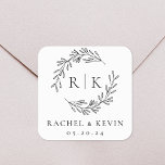 Adesivo Quadrado Monograma Inicial de Casamento de Wreath Elegante<br><div class="desc">Etiquetas de casamento e etiquetas personalizadas com legante fuselagem com casal inicial,  nome e data de casamento. Perfeito para envelopes de casamento,  presentes e muito mais.</div>
