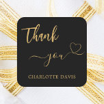 Adesivo Quadrado Muito obrigado, meu nome de ouro negro<br><div class="desc">Um fundo preto clássico,  texto de ouro. Personalize e adicione seu nome. Com o texto: Obrigado   um pequeno coração.</div>