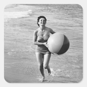 Adesivo Quadrado Mulher com uma bola de praia
