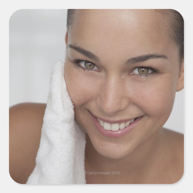 Adesivo Quadrado Mulher esfregando seu rosto com roupas (Frente)