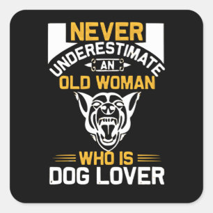 Adesivo Quadrado Mulher Idosa que é Amante de Cachorros