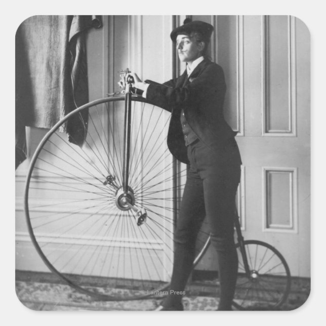 Adesivo Quadrado Mulher Vestida como Homem com Bicicleta (Frente)