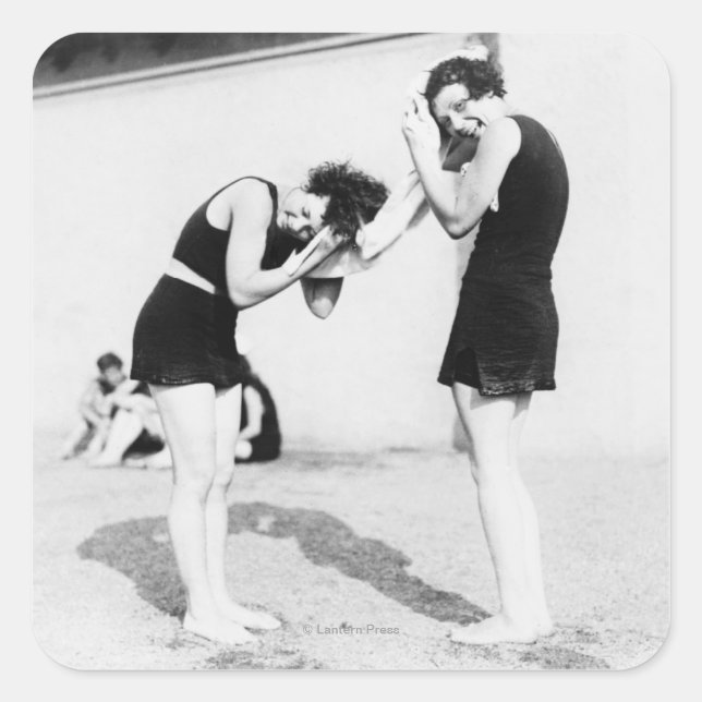 Adesivo Quadrado Mulheres secando o cabelo na praia (Frente)
