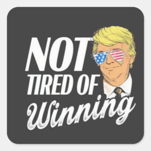 Adesivo Quadrado Não Cansado de ganhar o dia de posse de Trump Maga