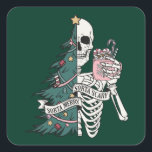 Adesivo Quadrado Natal Sorta Assustadora Feliz de Sorta Engraçado E<br><div class="desc">Sorta Assustada,  Feliz de Sorta. Um adesivo de Natal engraçado com uma árvore de Natal em parte da design,  e então um esqueleto na outra parte. Para aqueles que amam o Natal,  mas também...  não!</div>