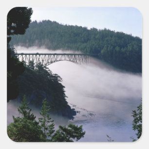 Adesivo Quadrado Nevoeiro deriva sob a ponte Deception Pass em