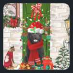 Adesivo Quadrado Newland Dog Christmas<br><div class="desc">O Natal do Cachorro da Terra Nova sentado do lado de fora da casa decorada com a coroa de Natal,  a árvore de Natal é uma ideia perfeita de presente de Natal para amantes de cães.</div>
