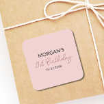 Adesivo Quadrado Nome do Cubo Cor-de-Rosa-Esbranquiçado da festa de<br><div class="desc">Comemore com estilo com nosso adesivo redondo clássico com nome de cuta rosa-rosa-branco com Festa de aniversário. Perfeito para adicionar um toque personalizado aos seus favoritos para festas, sacos de presentes ou convites, estes adesivos apresentam um fundo cor-de-rosa pincelado com uma fonte encantadora que mostra o nome do aniversário. O...</div>