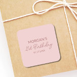Adesivo Quadrado Nome do Cubo Cor-de-Rosa-Esbranquiçado da festa de<br><div class="desc">Comemore com estilo com nosso adesivo redondo clássico com nome de cuta rosa-rosa-branco com Festa de aniversário. Perfeito para adicionar um toque personalizado aos seus favoritos para festas, sacos de presentes ou convites, estes adesivos apresentam um fundo cor-de-rosa pincelado com uma fonte encantadora que mostra o nome do aniversário. O...</div>