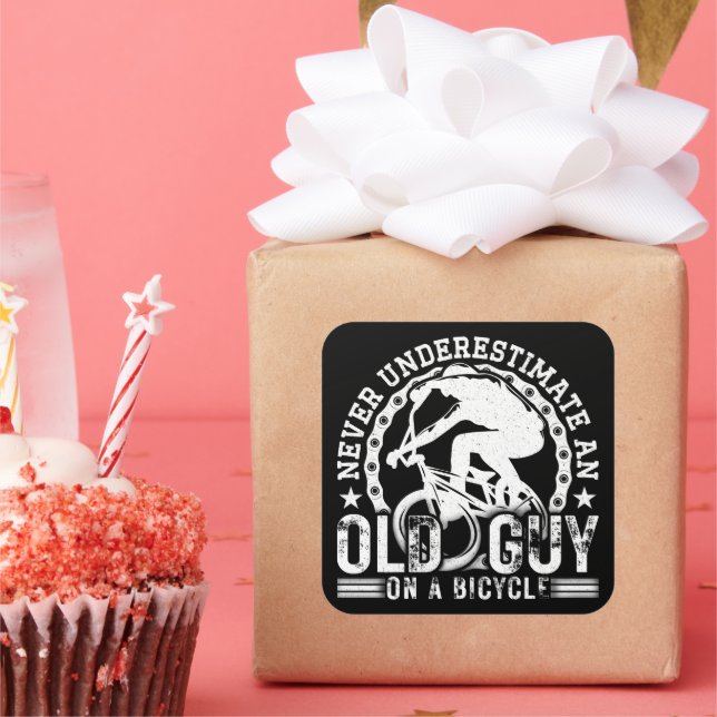 Adesivo Quadrado Nunca Subestime Uma Cara Velha Numa Bicicleta Engr (Festa)